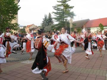 Stavanie májov 2013 (10) Stavanie májov 2013 (10)