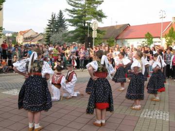 Stavanie májov 2013 (17) Stavanie májov 2013 (17)