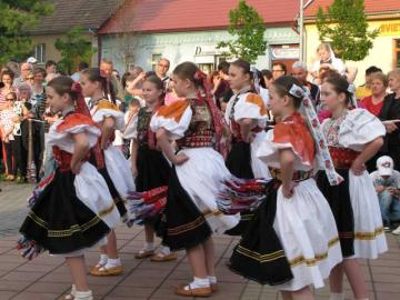 Stavanie májov 2013 (18) Stavanie májov 2013 (18)