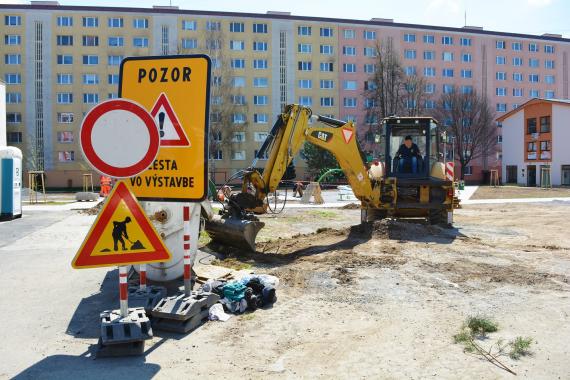 Zákazové značky pred vstupom do vnútrobloku A. Hlinku Zákazové značky pred vstupom do vnútrobloku A. Hlinku