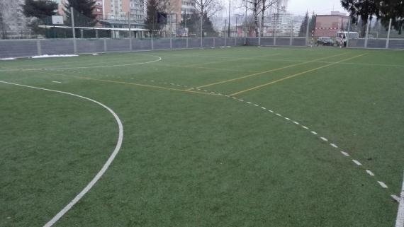 Pohľad na trávnatú plochu ihriska na letnom štadióne Pohľad na trávnatú plochu ihriska na letnom štadióne