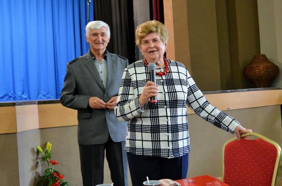 Členovia Klubu dôchodcov s mikrofónom v ruke Členovia Klubu dôchodcov s mikrofónom v ruke
