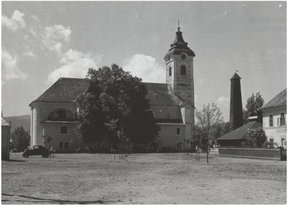 Na historickej fotografii je kostol a v pravo veža na sušenie hadíc Na historickej fotografii je kostol a v pravo veža na sušenie hadíc