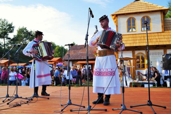 Muzikanti v areáli amfiteátra hrajú na pódiu Muzikanti v areáli amfiteátra hrajú na pódiu