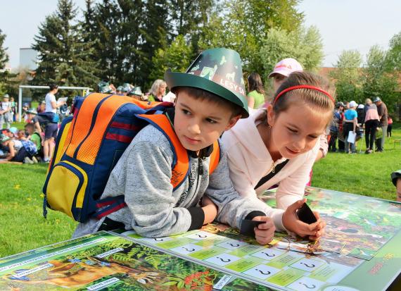 Chlapec a dievča nad poznávacou mapou zvierat Chlapec a dievča nad poznávacou mapou zvierat