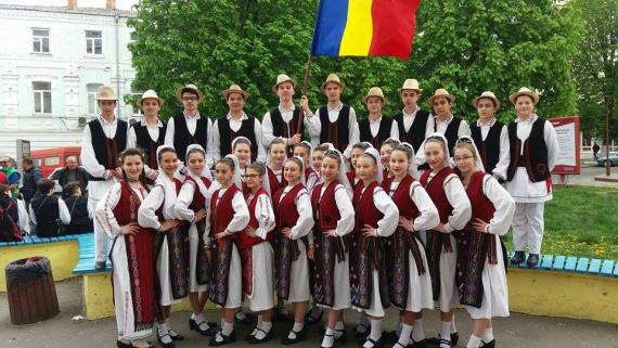 Detský folklórny súbor Doruletul z Rumunska pózuje v troch radoch Detský folklórny súbor Doruletul z Rumunska pózuje v troch radoch