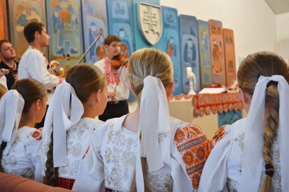 Členovia detského folklórneho súboru v obradnej sieni mesta Detva Členovia detského folklórneho súboru v obradnej sieni mesta Detva