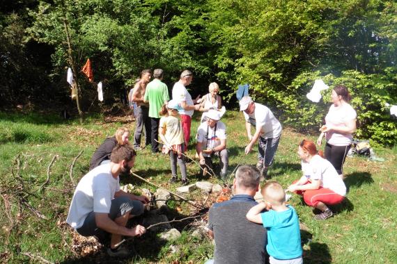 Turisti okolo pahreby opekajú špekačky Turisti okolo pahreby opekajú špekačky