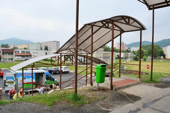 Nové schodisko v pozadí bytovky Nové schodisko v pozadí bytovky