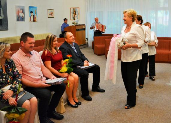 Jubilujúci manželia sledujú kultúrny program symbolického čepčenia Jubilujúci manželia sledujú kultúrny program symbolického čepčenia