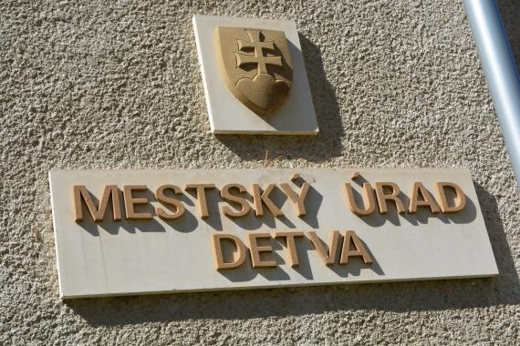 Na stene je znak Slovenskej republiky a nápis Mestský úrad Detva Na stene je znak Slovenskej republiky a nápis Mestský úrad Detva
