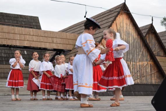 Deti v krojoch na javisku počas vystúpenia Deti v krojoch na javisku počas vystúpenia