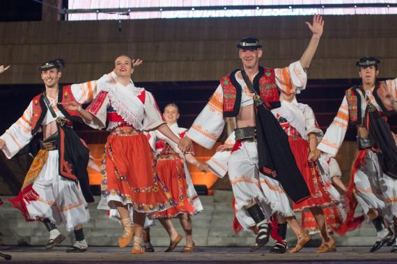 Na pódiu tancujú mladí členovia folklórneho súboru Na pódiu tancujú mladí členovia folklórneho súboru