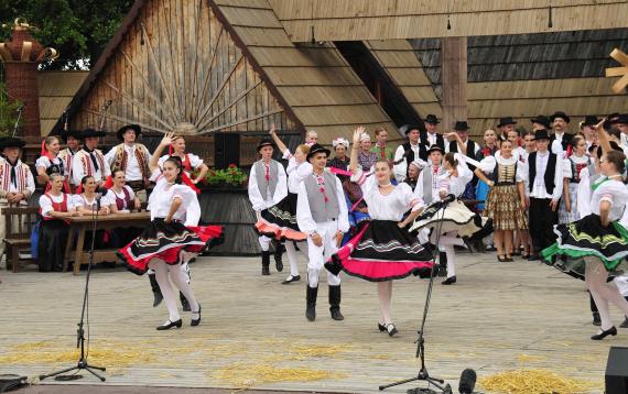 Zahraniční Slováci účinkujú v krojoch na pódiu Zahraniční Slováci účinkujú v krojoch na pódiu