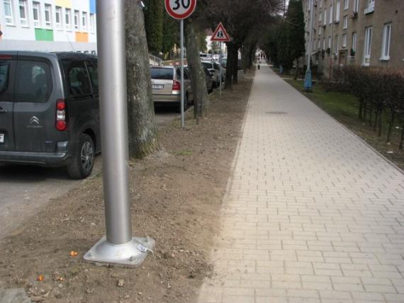 Záber na nové stĺpy verejného osvetlenia na ulici Záber na nové stĺpy verejného osvetlenia na ulici