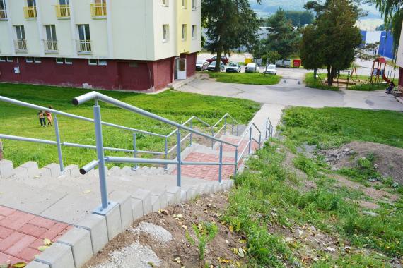 Schodisko, v pozadí bytovky a ulica Schodisko, v pozadí bytovky a ulica