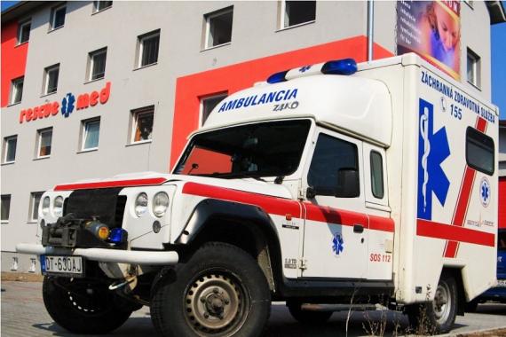 Ilustračný obrázok, budova a sanitka Rescuemed Ilustračný obrázok, budova a sanitka Rescuemed