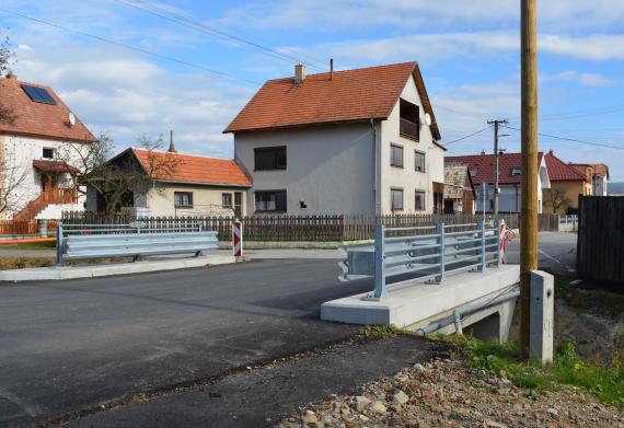 Nový most v historickej časti Detvy, v pozadí rodinné domy Nový most v historickej časti Detvy, v pozadí rodinné domy