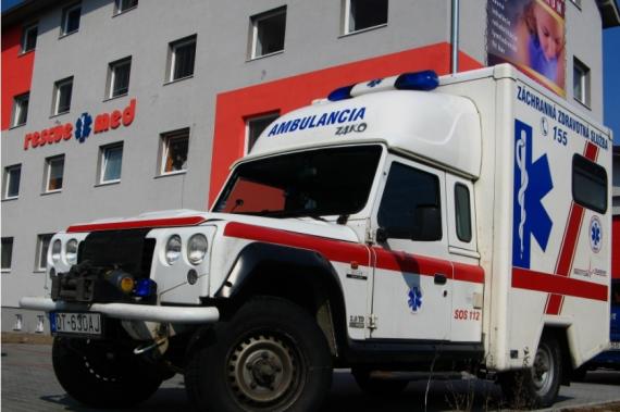 Ilustračný obrázok, budova Rescuemed v Detve a ambulantné vozidlo Ilustračný obrázok, budova Rescuemed v Detve a ambulantné vozidlo