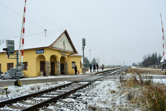 Budova železničnej zastávky, pohľad na priecestie a koľaj Budova železničnej zastávky, pohľad na priecestie a koľaj