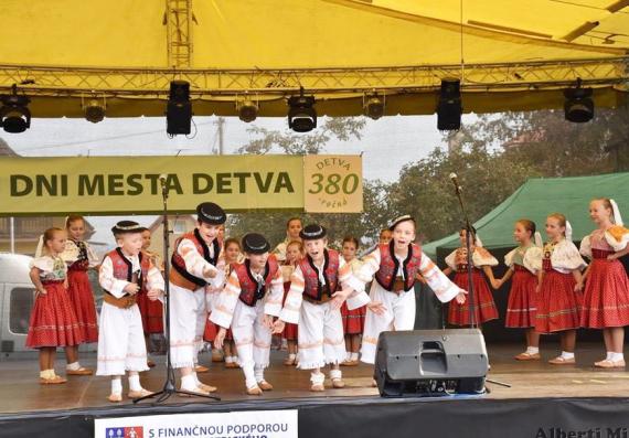 Detský folklórny súbor Slniečko vystupuje na Dňoch mesta Detva 2018 Detský folklórny súbor Slniečko vystupuje na Dňoch mesta Detva 2018