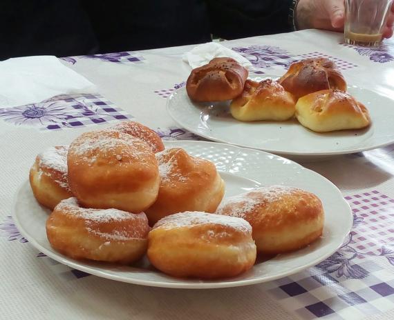 Na obruse na tanieri pampúšky a buchty Na obruse na tanieri pampúšky a buchty