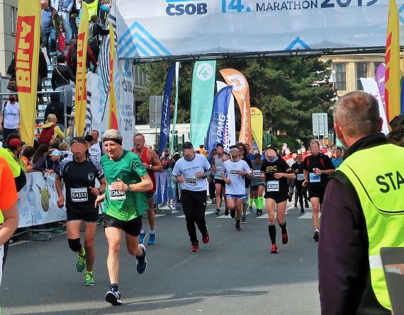 Jozef Sekereš v skupine bežcov na maratóne Jozef Sekereš v skupine bežcov na maratóne