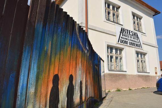 Pomaľovaný plot a nápis Arteska Dom umenia na budove Pomaľovaný plot a nápis Arteska Dom umenia na budove