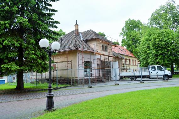 Budova hasičskej zbrojnice, lešenie okolo. Budova hasičskej zbrojnice, lešenie okolo.
