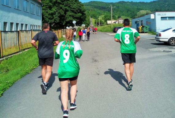 Bežci v tričkách mesta Detva na trati Bežci v tričkách mesta Detva na trati