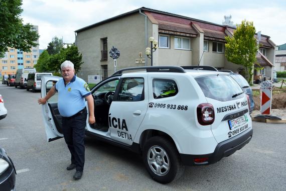 Náčelník Mestskej polície pri novom aute Náčelník Mestskej polície pri novom aute