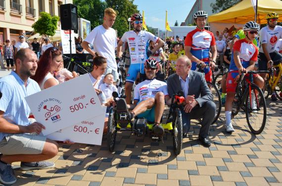 Peter Káčer s primátorom, rodinami a cyklistami na námestí pred Domom kultúry. Peter Káčer s primátorom, rodinami a cyklistami na námestí pred Domom kultúry.