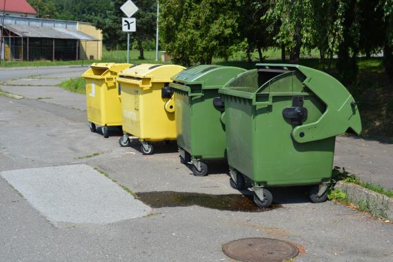 Niektorí ešte nepochopili, že zelené kontajnery sú iba na sklo. Niektorí ešte nepochopili, že zelené kontajnery sú iba na sklo.