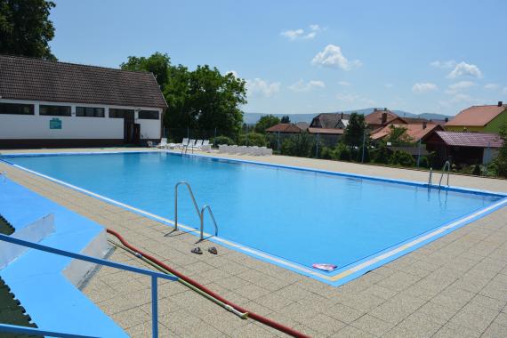 Napustený modrý bazén na kúpalisku v Detve. Napustený modrý bazén na kúpalisku v Detve.