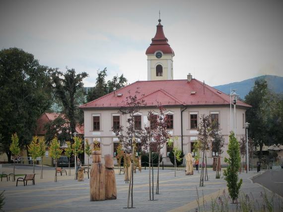 Ilustračný obrázok, námestie a budova historickej radnice v Detve. Ilustračný obrázok, námestie a budova historickej radnice v Detve.