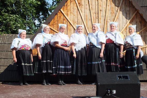 Členky Ženskej speváckej skupiny FS Detva v kroji na pódiu Členky Ženskej speváckej skupiny FS Detva v kroji na pódiu