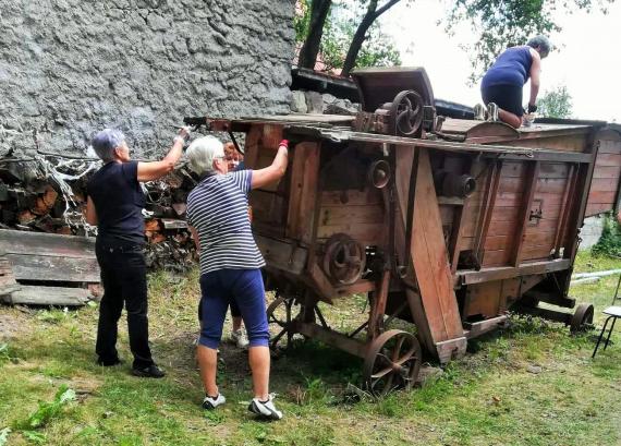 Členky Klubu dôchodcov reštaurujú historickú mláťačku Členky Klubu dôchodcov reštaurujú historickú mláťačku