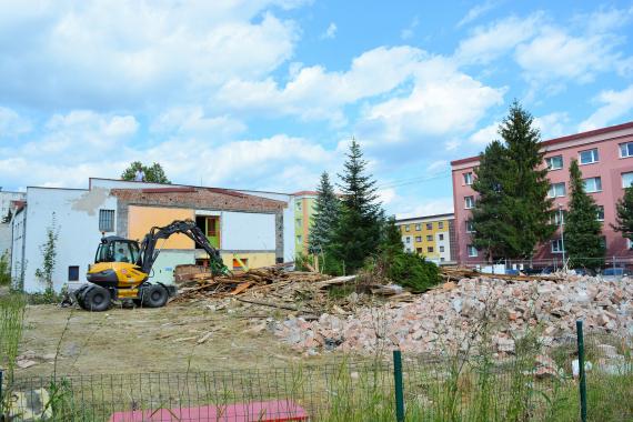 Pohľad na zbúranú polovicu starej budovy Pohľad na zbúranú polovicu starej budovy