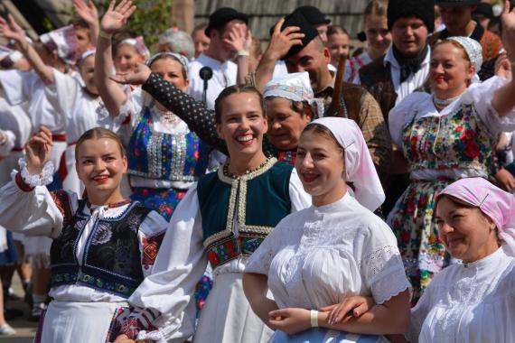 Účinkujúci zahraniční Slováci kývajú publiku z hľadiska Účinkujúci zahraniční Slováci kývajú publiku z hľadiska