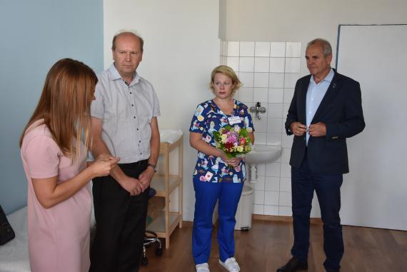 Pediatrička Janka Wrede s primátorom Detvy Jánom Šufliarským a predsedom BBSK Jánom Lunterom. Pediatrička Janka Wrede s primátorom Detvy Jánom Šufliarským a predsedom BBSK Jánom Lunterom.