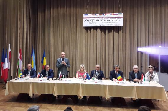Stôl s rečníkmi, primátor Ján Šufliarský počas prednesu svojho príspevku Stôl s rečníkmi, primátor Ján Šufliarský počas prednesu svojho príspevku