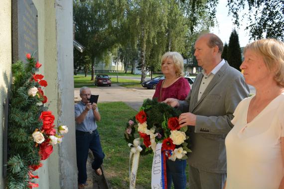 Z ľavej strany: vdova po Štefanovi Zdechovanovi Elena Krčmáriková, primátor Detvy Ján Šufliarský a Anna Kucejopvá z MsÚ Detva Z ľavej strany: vdova po Štefanovi Zdechovanovi Elena Krčmáriková, primátor Detvy Ján Šufliarský a Anna Kucejopvá z MsÚ Detva