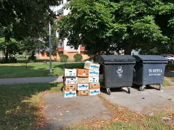 Stavebný odpad pri kontajneroch na Ulici A. Hlinku v Detve. Stavebný odpad pri kontajneroch na Ulici A. Hlinku v Detve.