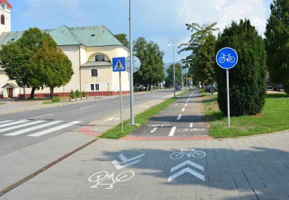 Značenie smeru na cyklochodníku pri kostole Značenie smeru na cyklochodníku pri kostole